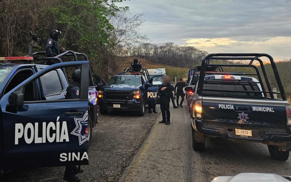 Elementos de la Policía Municipal y Estatal de Sinaloa en el lugar donde remataron a un hombre en Los Mayos, Sanalona