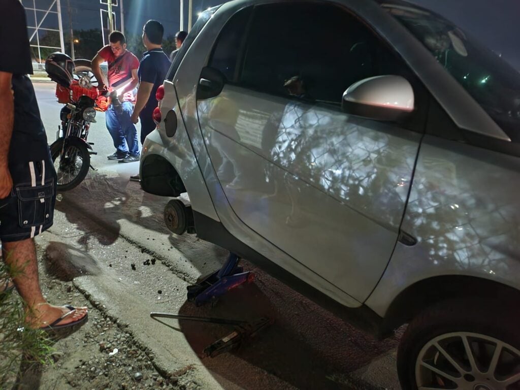 ¡Terminaron Afectados! Arrojan “ponchallantas” Frente Al Hospital De La ...