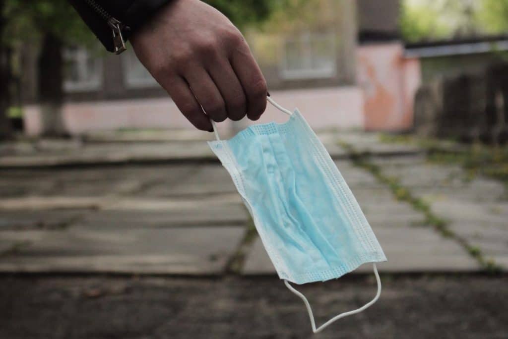 Mano de una persona con un cubrebocas