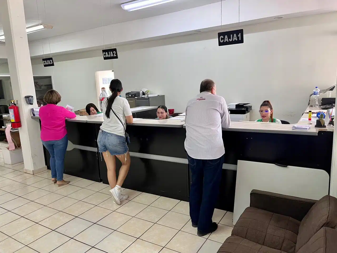 Personas pagando en cajas del Ayuntamiento de Salvador Alvarado el impuesto del predial urbano