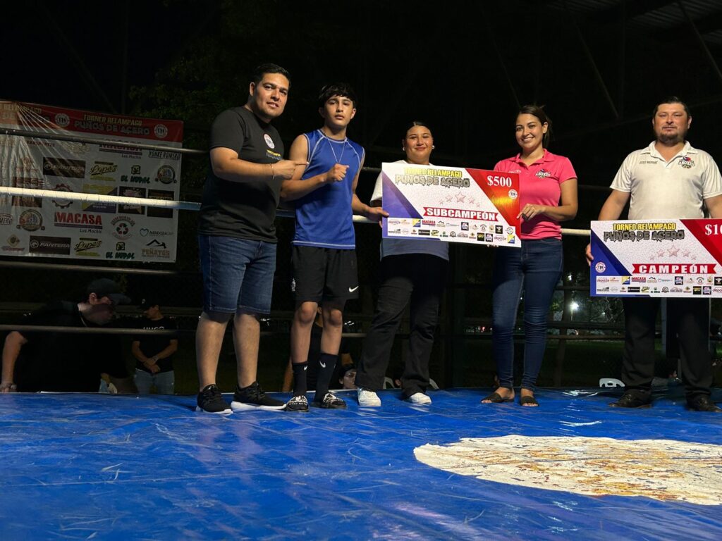 Premio monetario es entregado al boxeador ganador del segundo lugar en el Torneo Relámpago “Puños de Acero” en Los Mochis