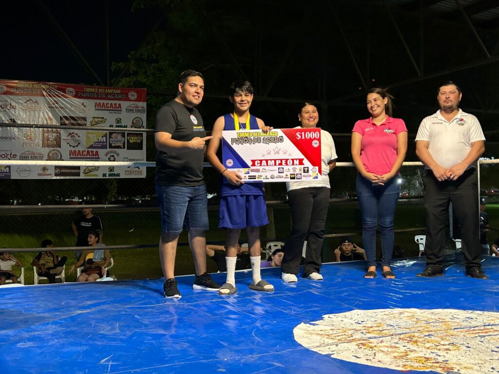 Premio monetario es entregado al boxeador ganador del primer lugar en el Torneo Relámpago “Puños de Acero” en Los Mochis