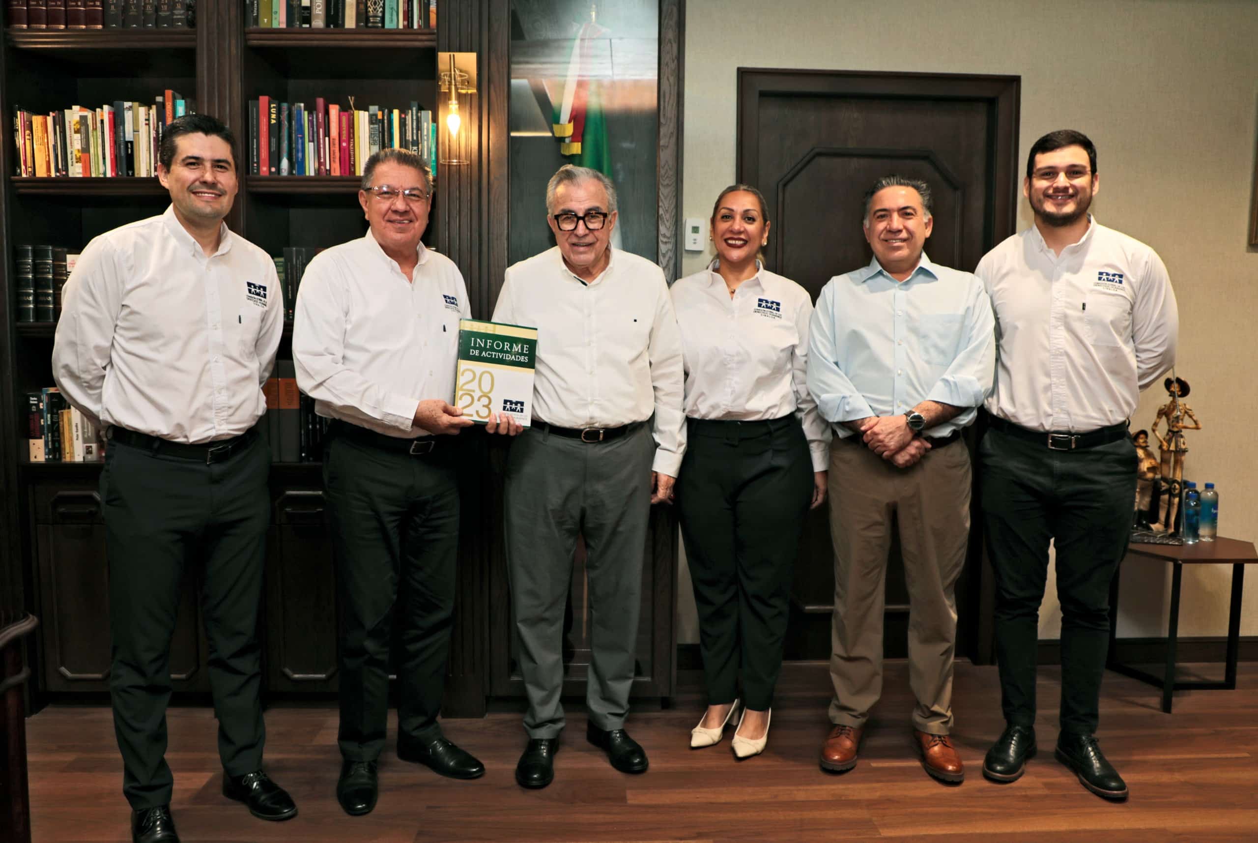 Presidente de la Comisión Estatal de Derechos Humanos (CEDH), José Carlos Álvarez Ortega, entregó al gobernador Rubén Rocha Moya su informe anual de actividades correspondientes al año 2023.