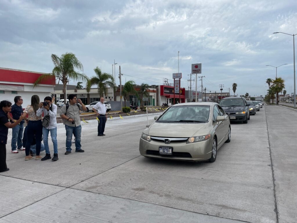 autoridades de Ahome el banderazo de apertura a la circulación los carriles centrales del bulevar López Mateos en Los Mochis