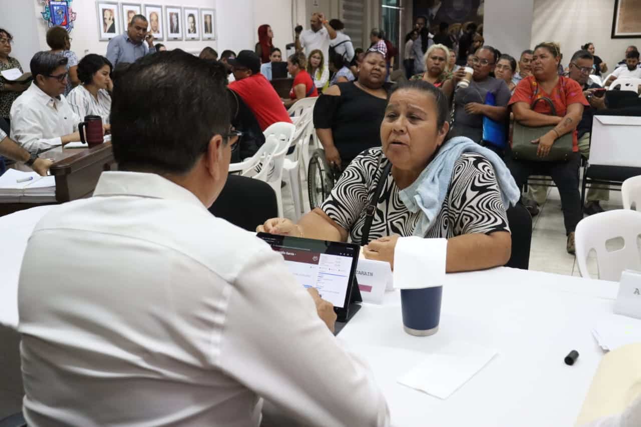 scuchando a la gente en Mazatlán