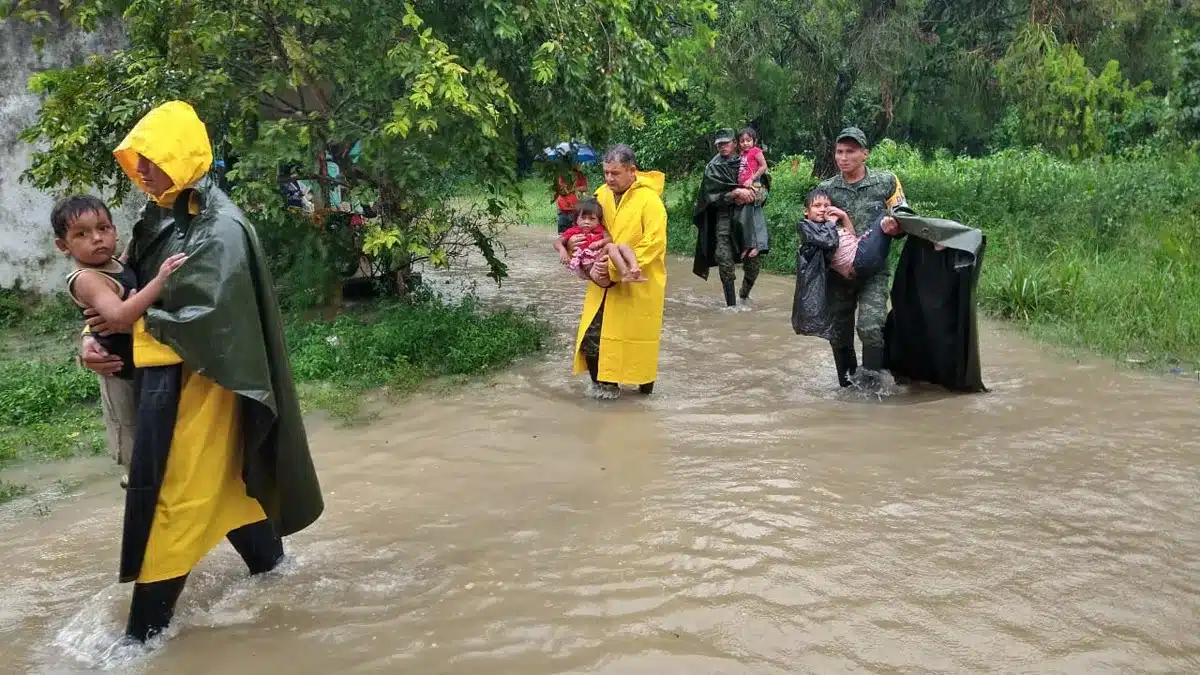 Protección Civil evacua a más de 600 personas en Chiapas por riesgo de deslaves