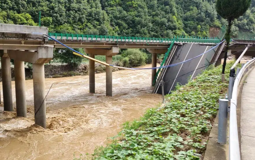 Colapso de puente en China deja 12 muertos y 31 desaparecidos