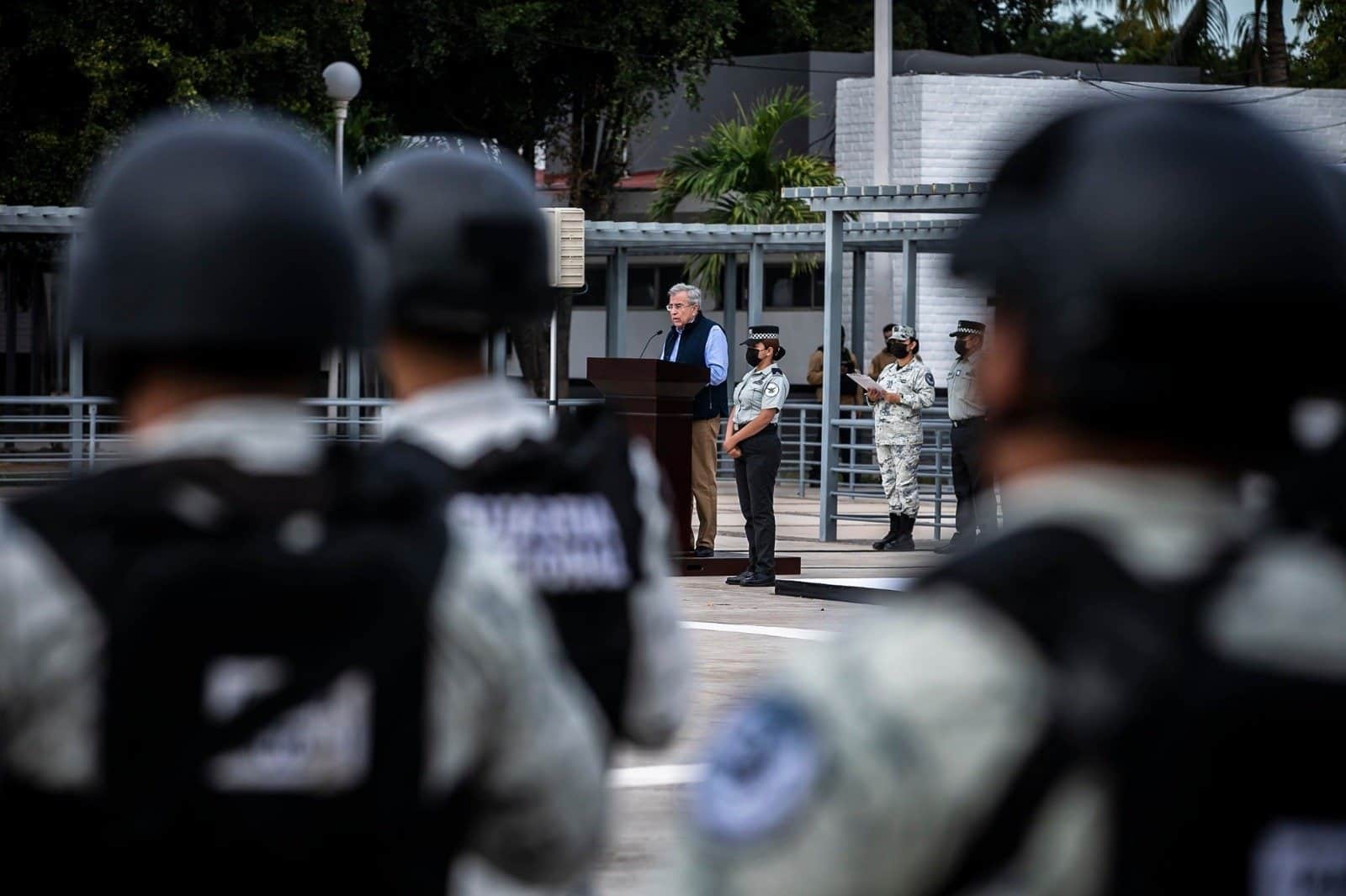 Rubén Rocha Moya y elementos de la Guardia Nacional