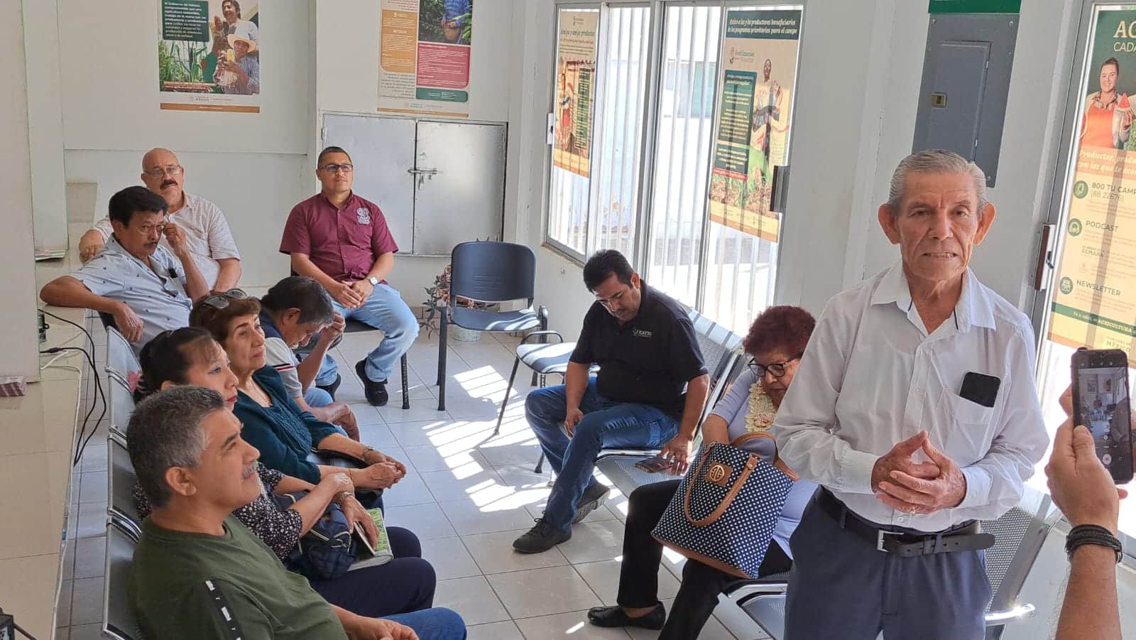 Representantes de agrupaciones sindicales y de jubilados y pensionados del ISSSTE en Guamúchil