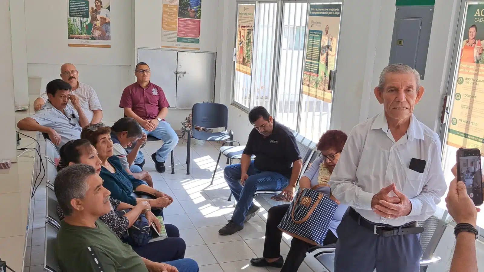 Representantes de agrupaciones sindicales y de jubilados y pensionados del ISSSTE en Guamúchil