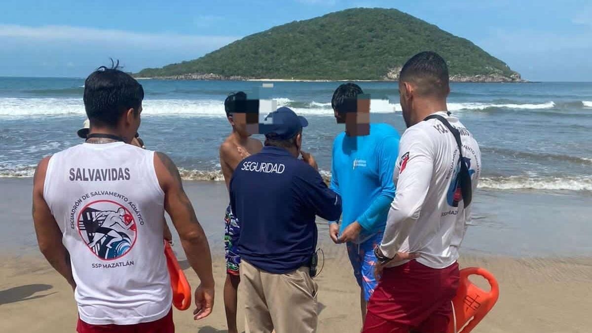 Rescatan a Carlos y a Miguel, los atrapó una corriente marina en Mazatlán