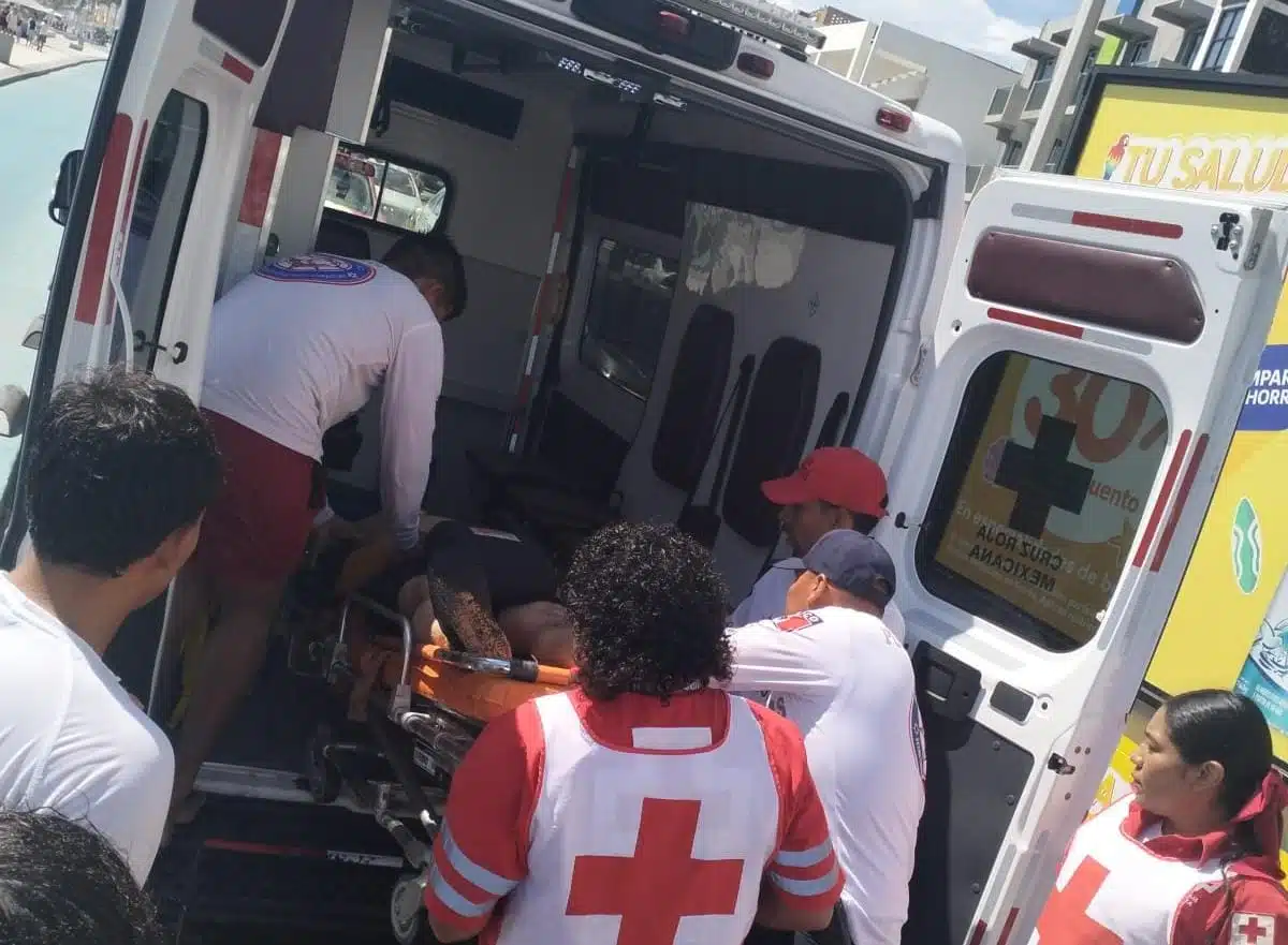 Cruz Roja traslada al turista a un hospital en Mazatlán