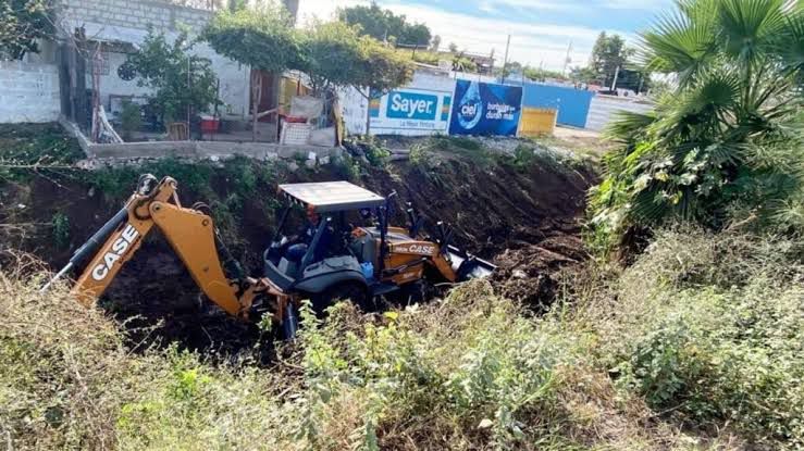 Retroexcavadora realizando las tareas de desazolve en drenes de la ciudad de Los Mochis para prevenir inundaciones.