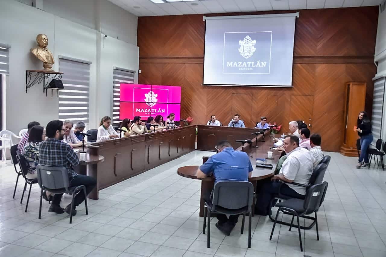Reunión entre el alcalde de Mazatlán y los integrantes de su gabinete