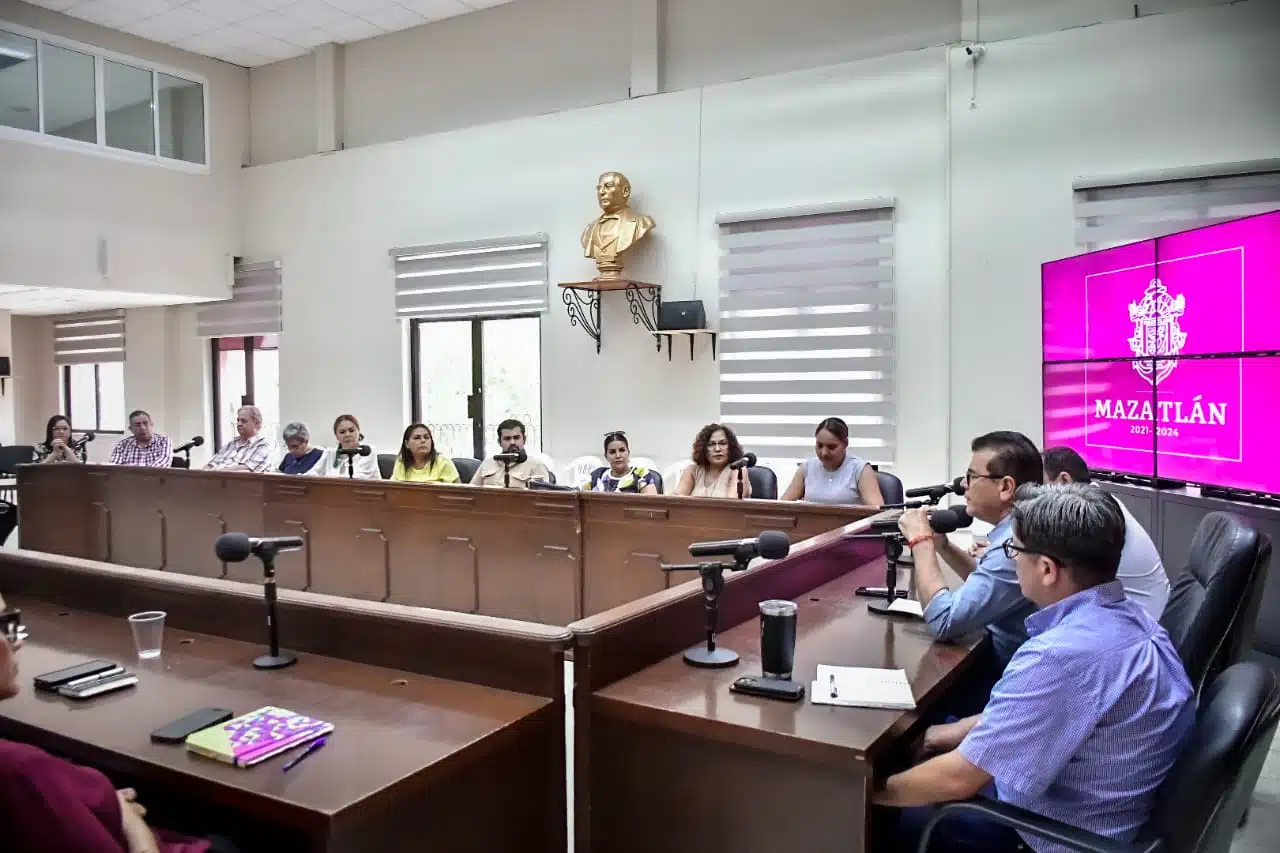 Reunión entre el alcalde de Mazatlán y los integrantes de su gabinete