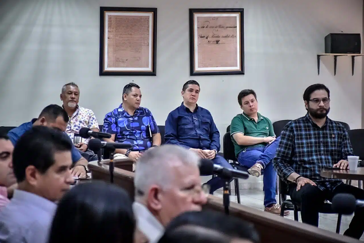 Reunión entre el alcalde de Mazatlán y los integrantes de su gabinete