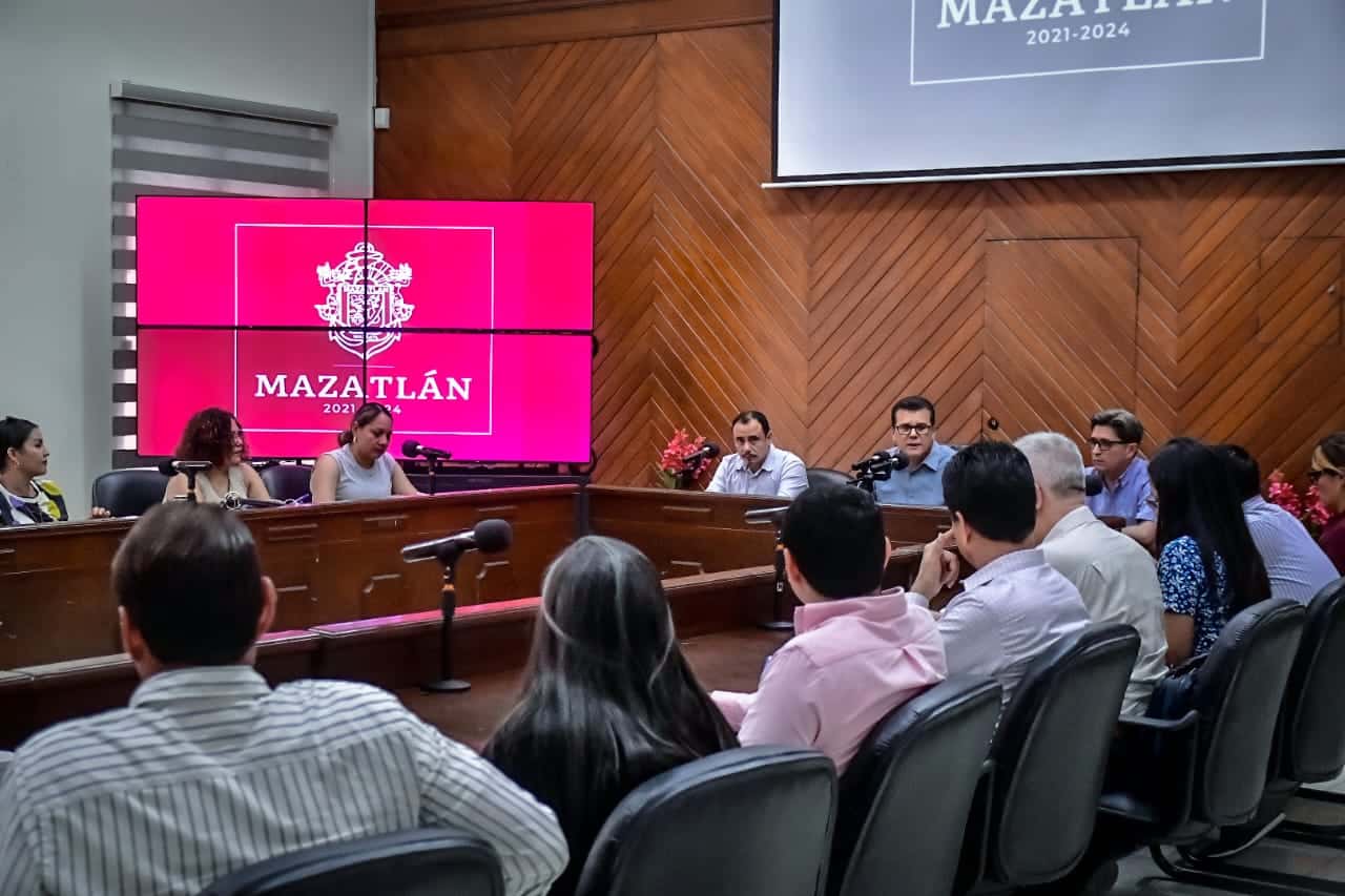 Alcalde Édgar González Zataráin reunido con su gabinete
