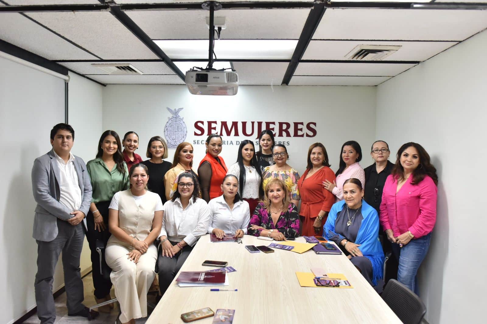 Reunión de Tere Guerra con integrantes del Sistema de Acceso a las Mujeres a una Vida Libre de Violencia
