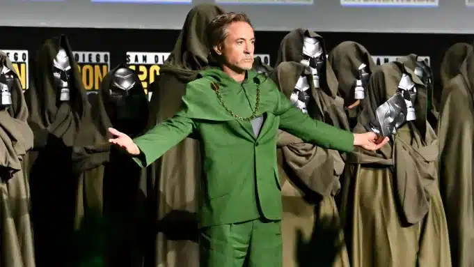 Robert Downey Jr. con una túnica y máscara de Doctor Doom en la Comic-Con de San Diego