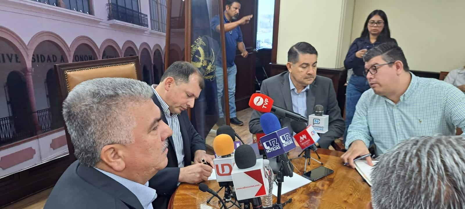 Robespierre Lizárraga Otero, encargado del Despacho de Rectoría de la UAS, en conferencia de prensa con los medios de comunicación en Culiacán