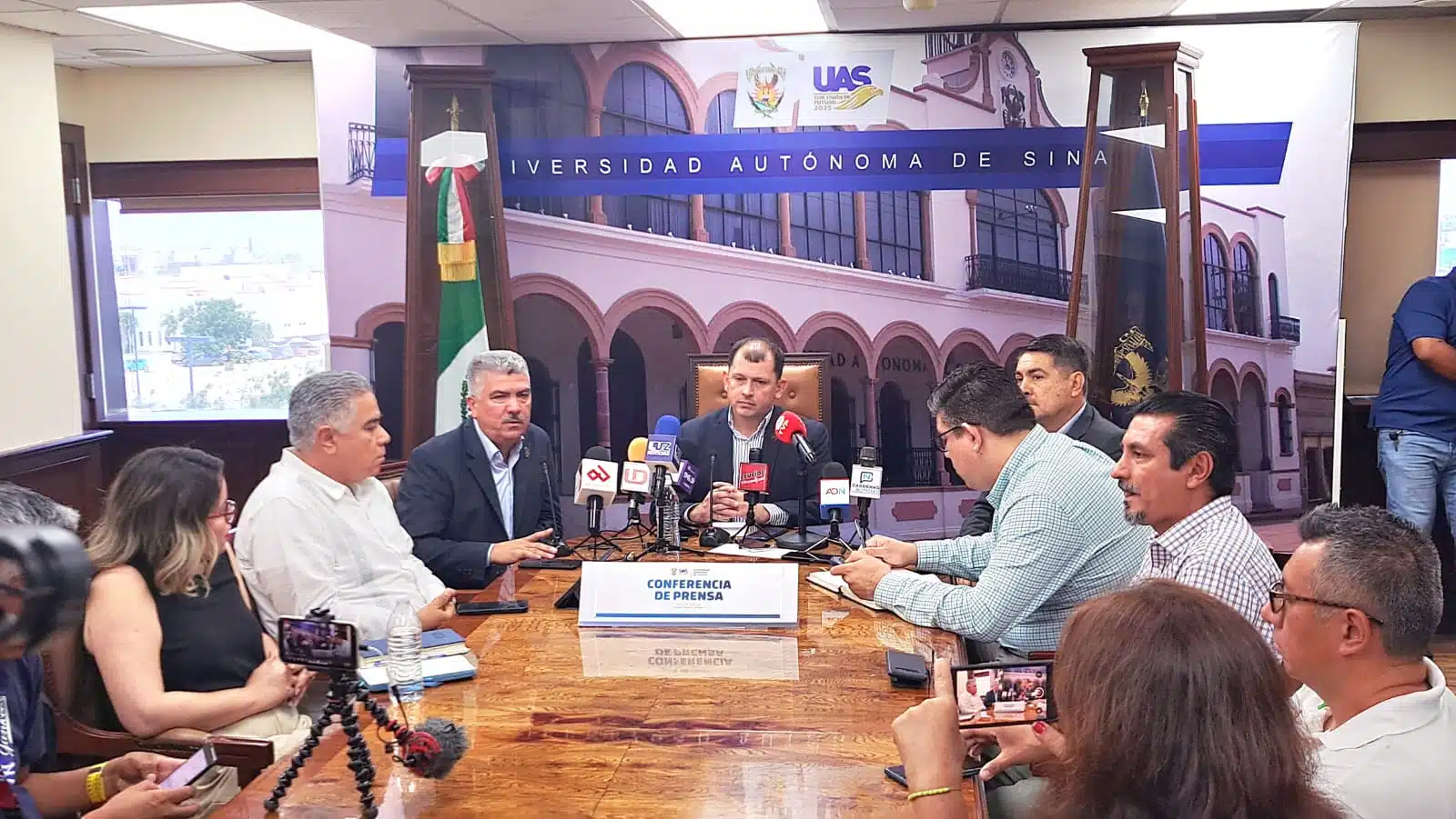 Robespierre Lizárraga Otero, encargado del Despacho de Rectoría de la UAS, en conferencia de prensa con los medios de comunicación en Culiacán