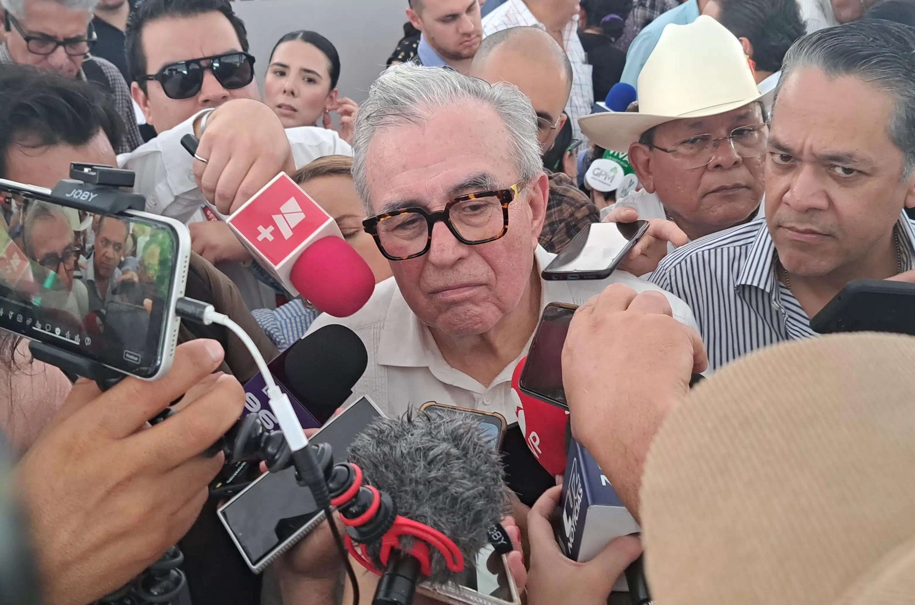 Rubén Rocha Moya con medios de prensa