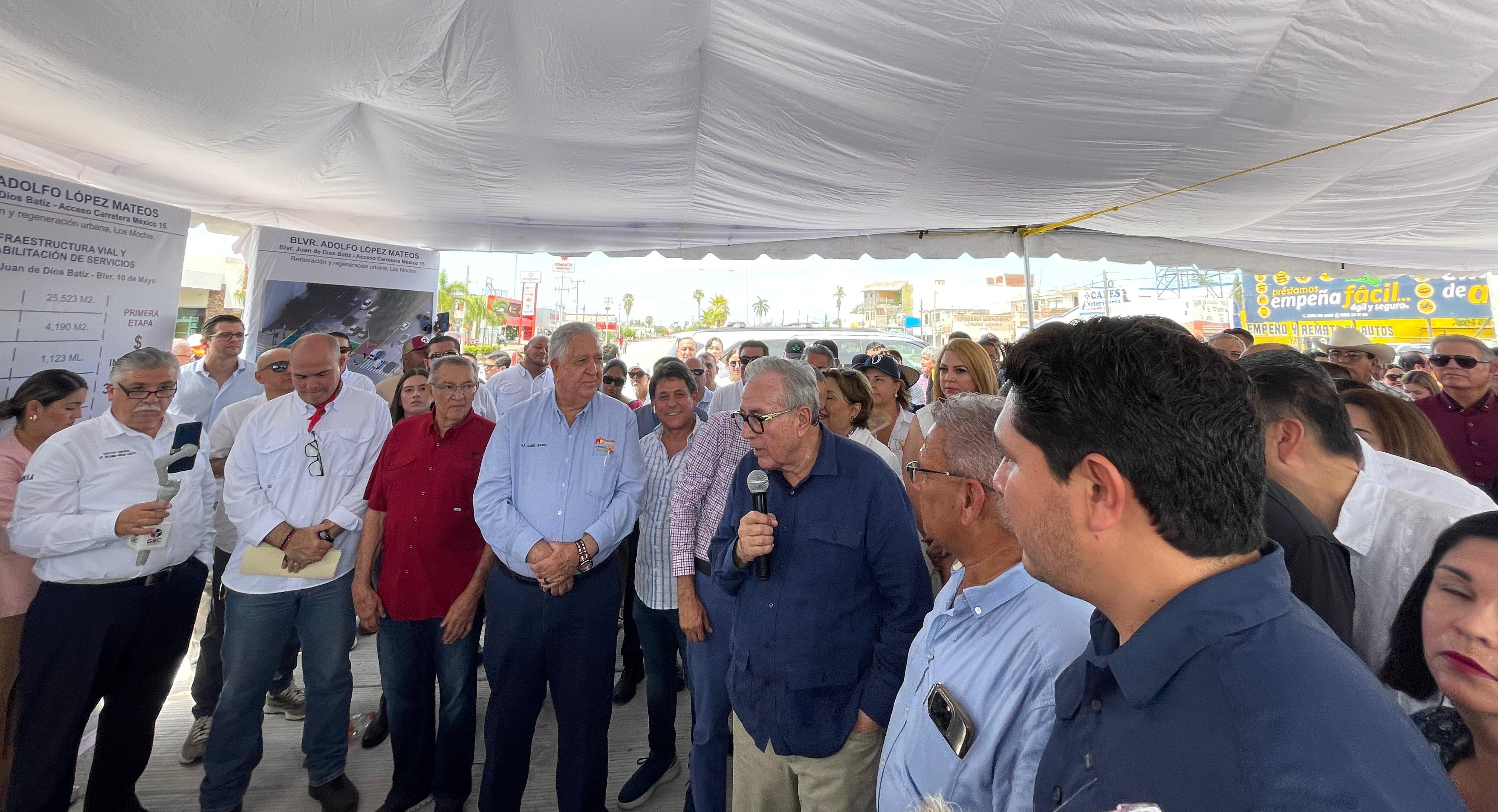 Rubén Rocha Moya con funcionarios