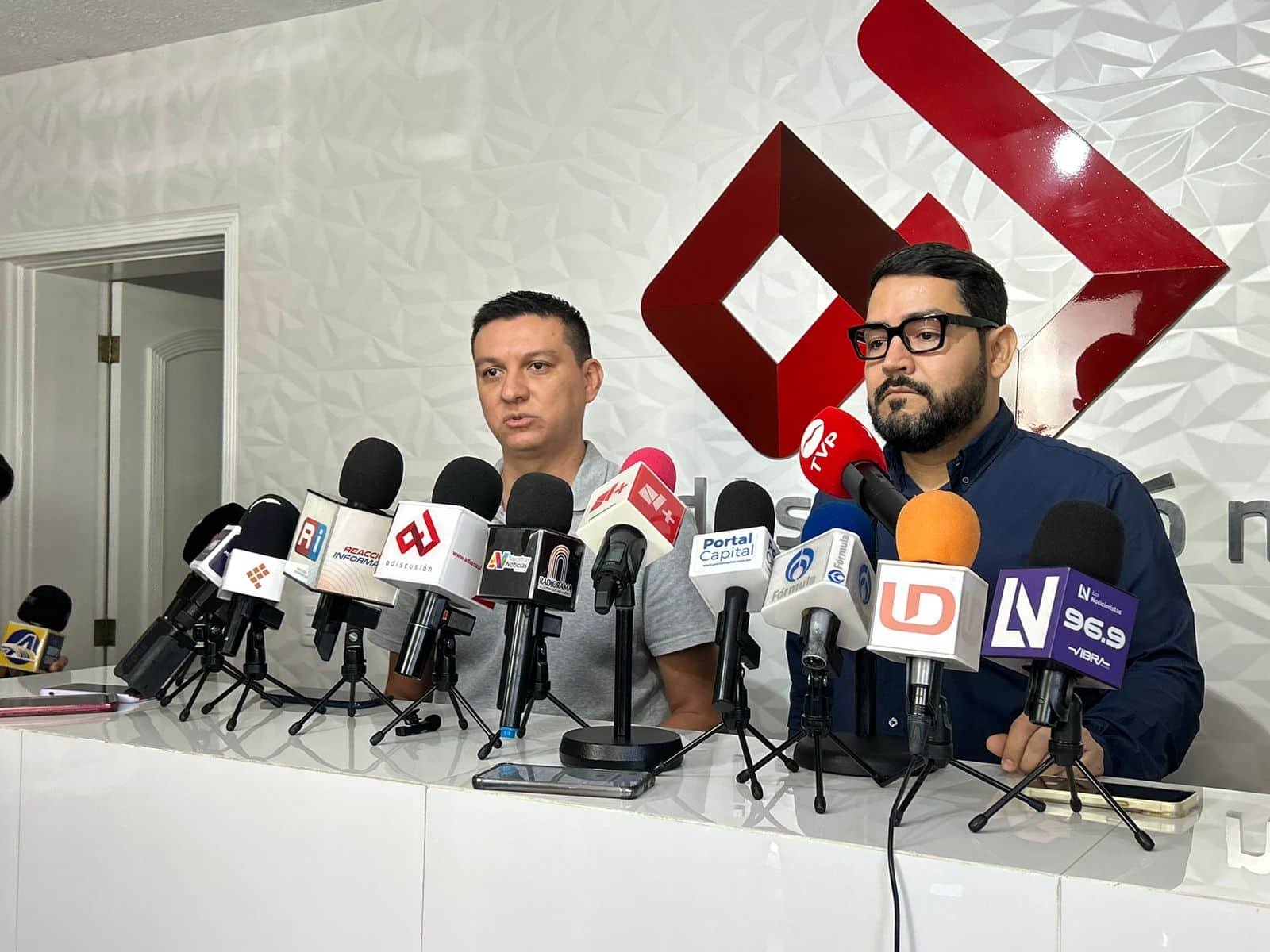 César Millan Lafarga en rueda de prensa