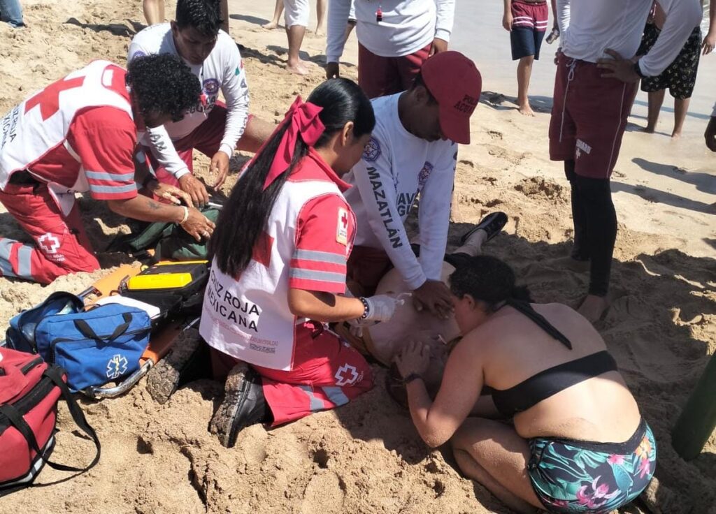 Salvavidas y Cruz Roja aplican primeros auxilios a turista