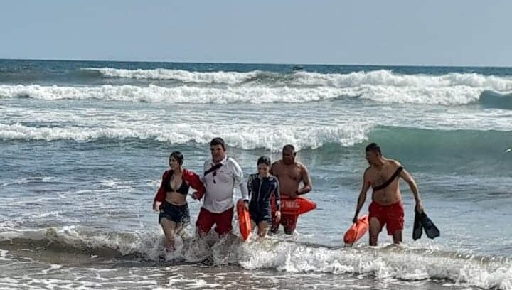 Salvavidas rescatan a dos menores en Mazatlán