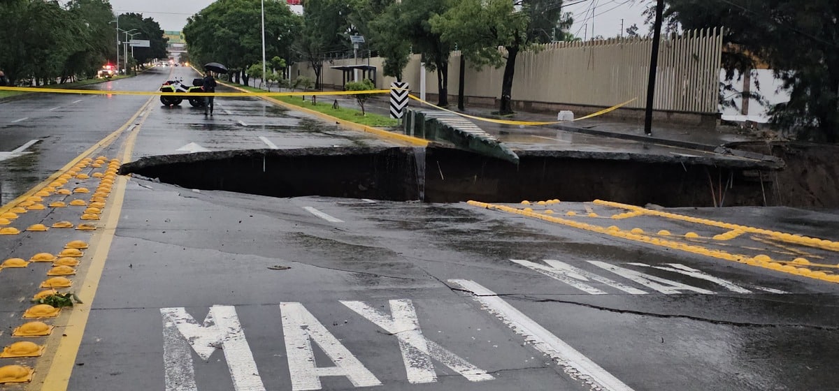 Se abre megasocavón en calles de Jalisco