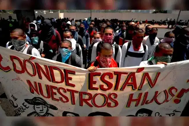 Se compromete AMLO a entregar un reporte personal a padres de los 43 normalistas de Ayotzinapa