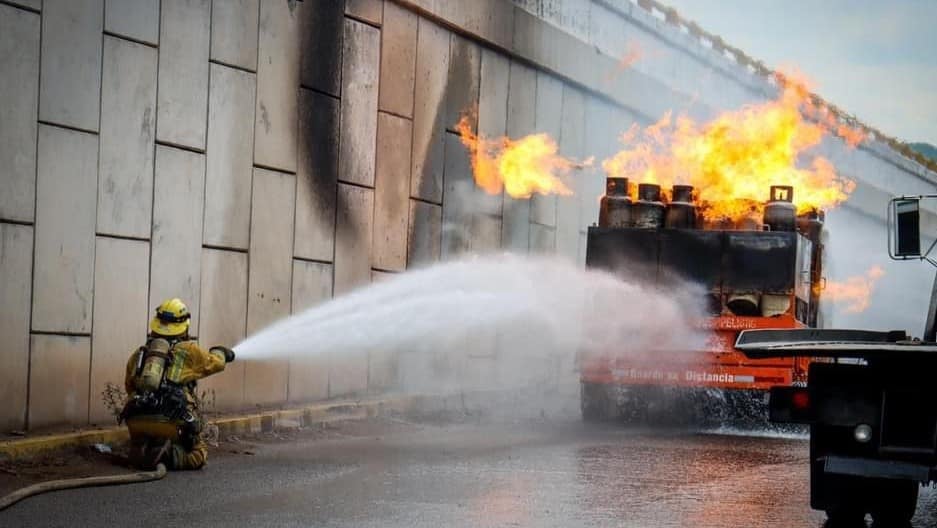 Se incendia camioneta repartidora de cilindros de gas sobre “La Costerita” en Culiacán