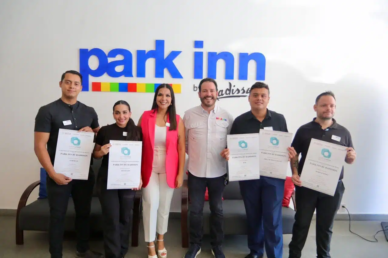Trabajadores de hotel reciben reconocimiento de limpieza en Mazatlán