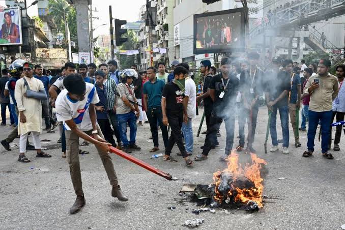 Sube a 32 las víctimas mortales tras manifestaciones en Bangladesh