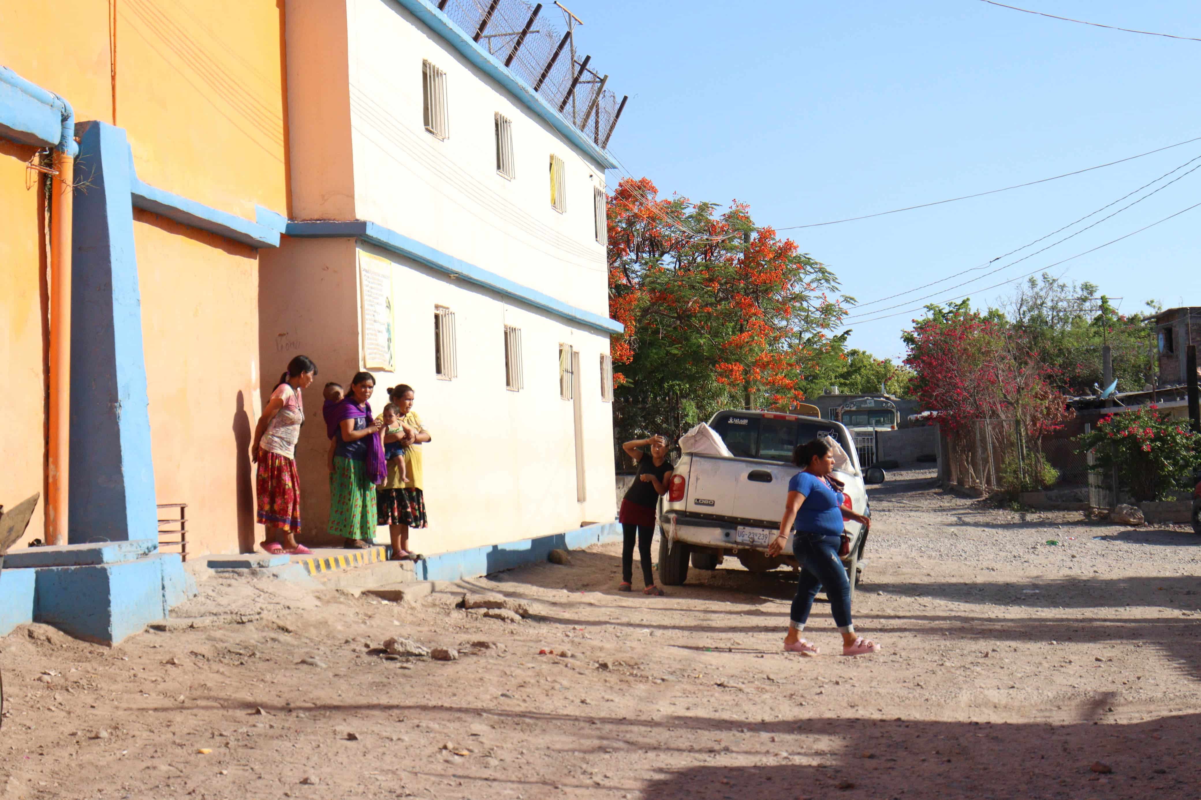 Mujeres tarahumaras con sus hijos