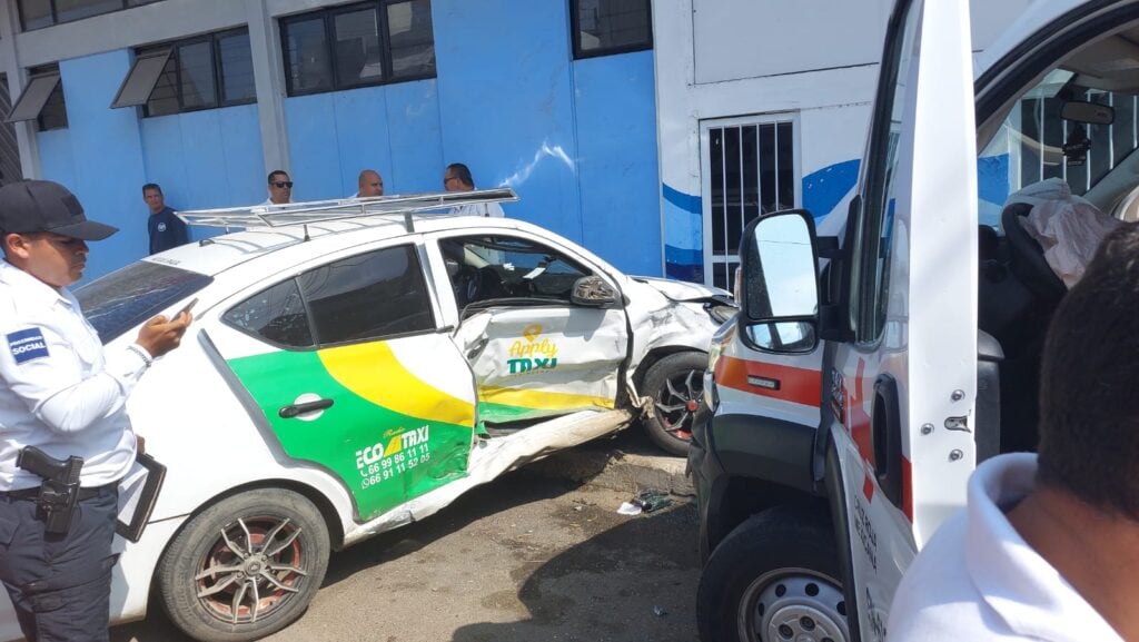 Taxista ocasiona choque contra una ambulancia de la Cruz Roja, en Mazatlán