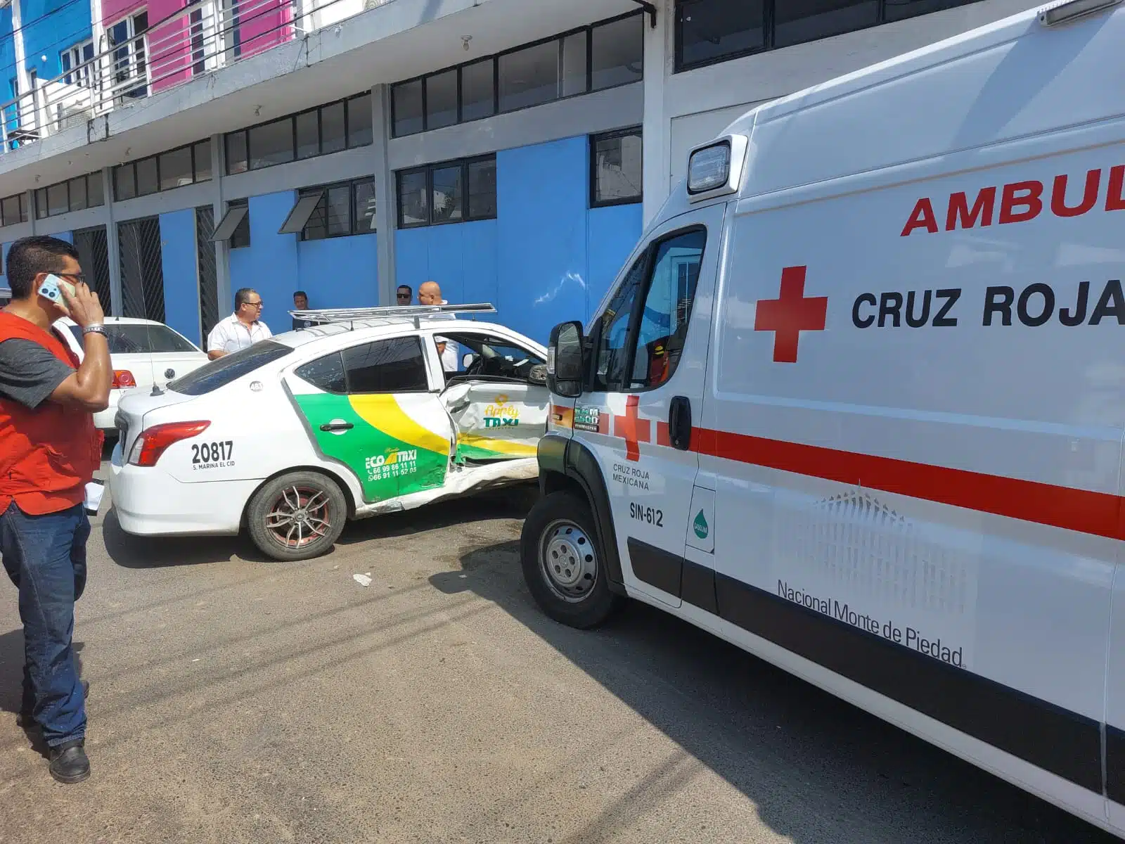 Taxista ocasiona choque contra una ambulancia de la Cruz Roja, en Mazatlán