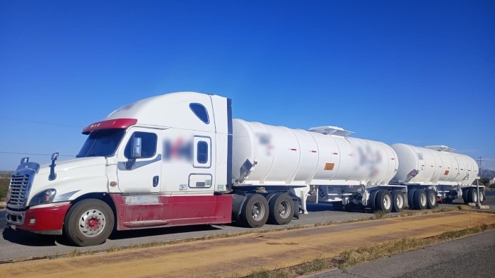 Tractocamión con doble semirremolque decomisado por la Guardia Nacional
