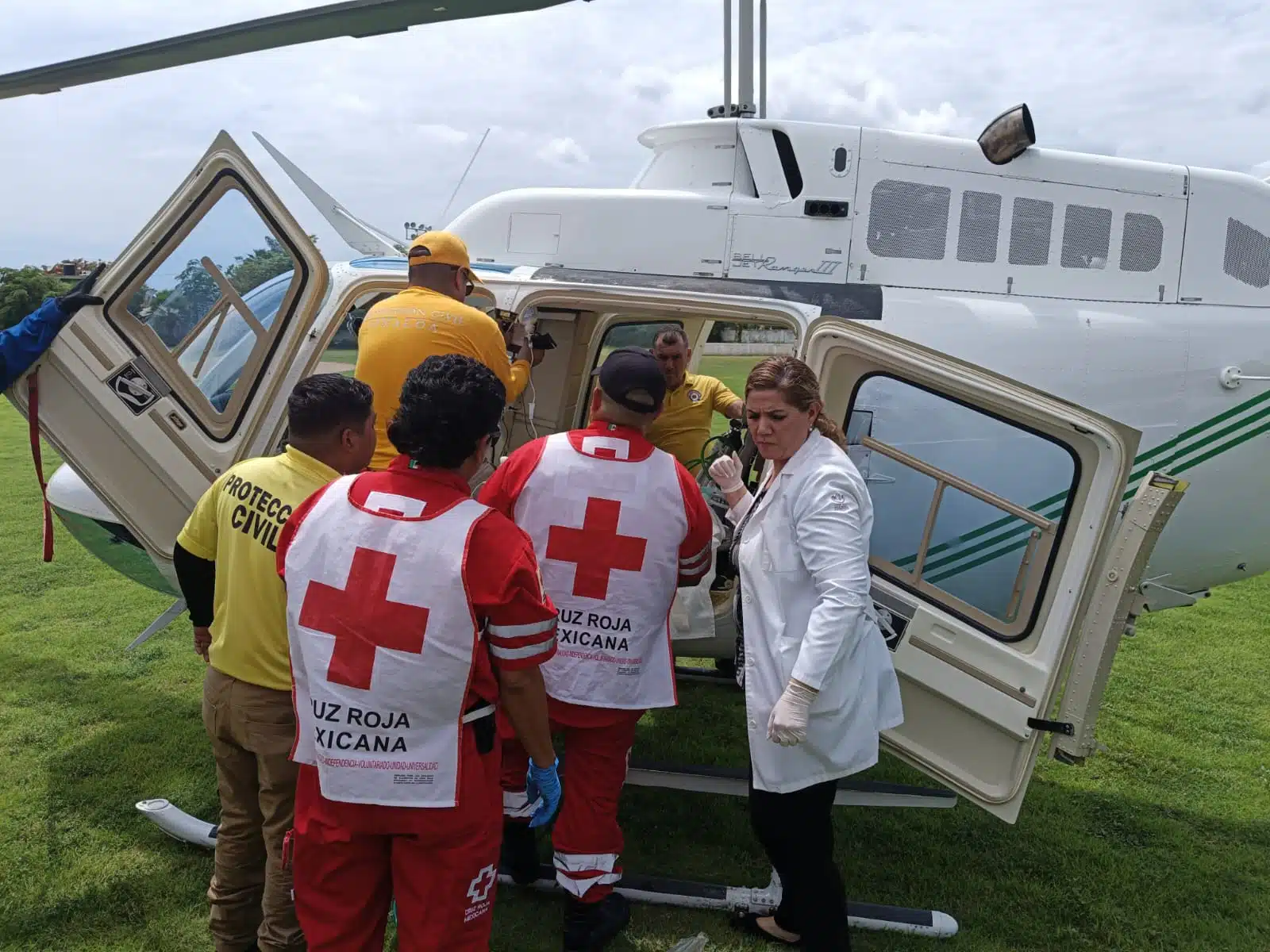 Elementos de PC y paramédicos de Cruz Roja preparando el traslado de Jaciel en helicóptero hacia el Pediátrico de Culiacán
