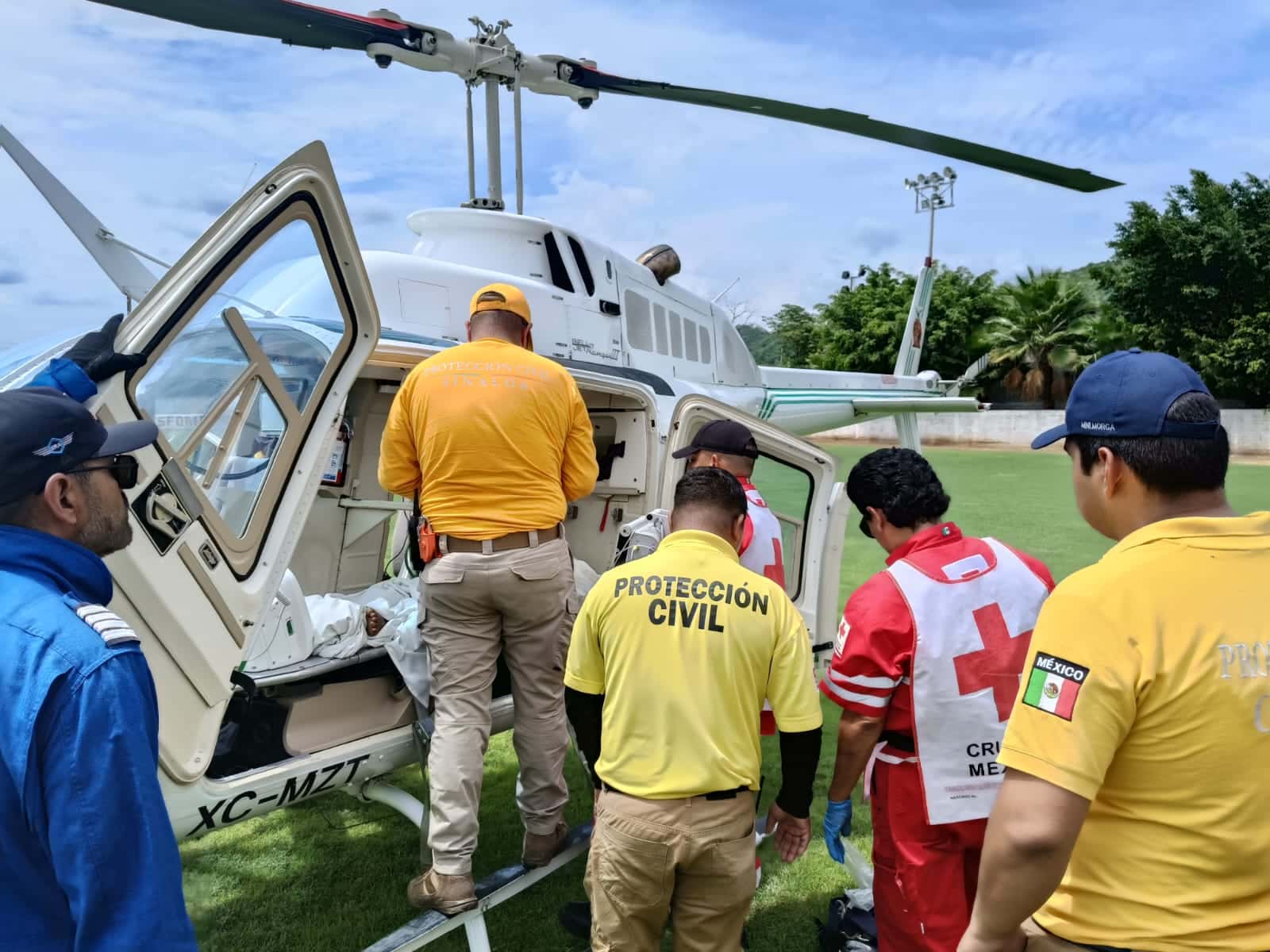 Elementos de PC y paramédicos de Cruz Roja preparando el traslado de Jaciel en helicóptero hacia el Pediátrico de Culiacán
