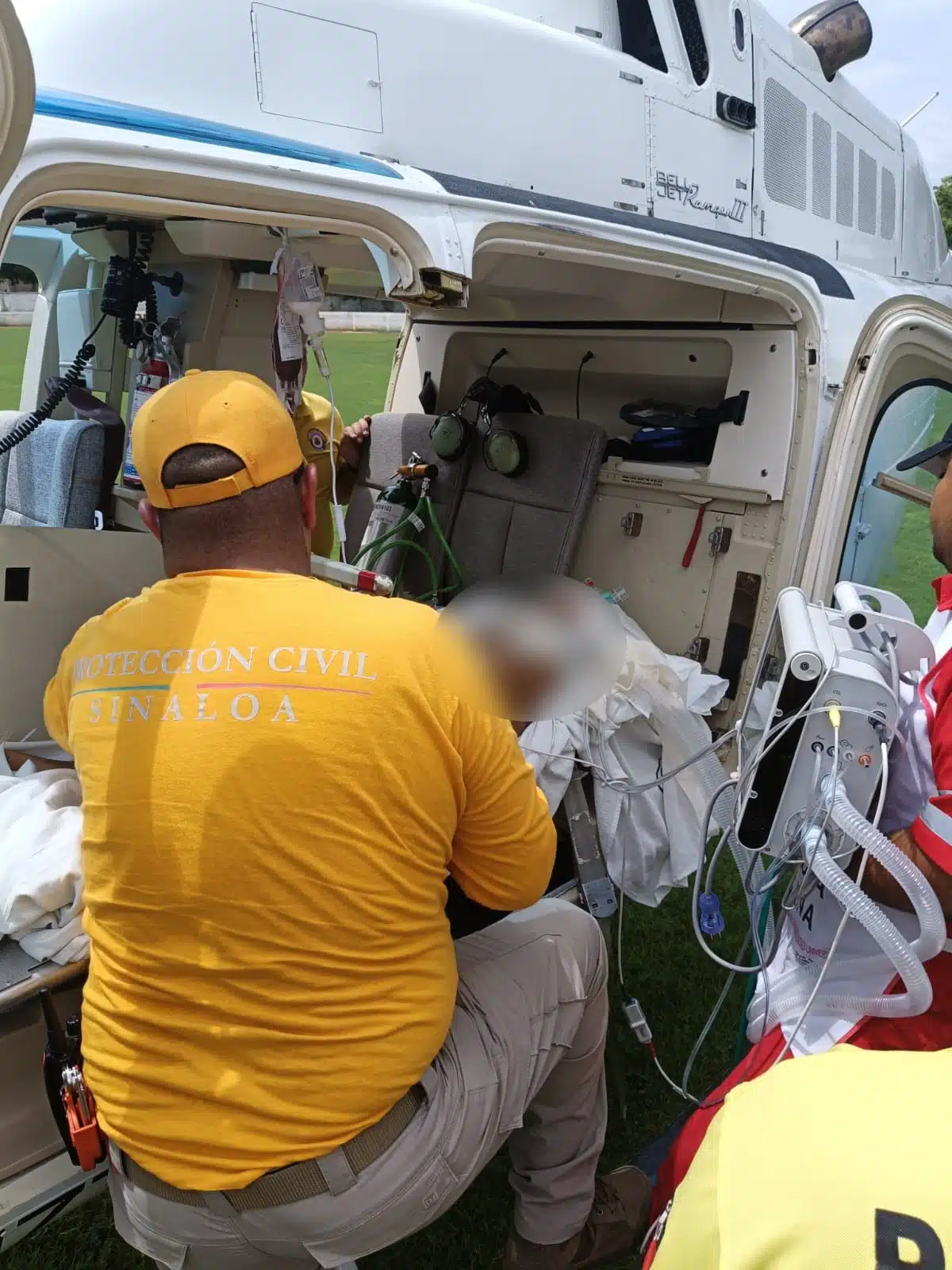 Elementos de PC y paramédicos de Cruz Roja preparando el traslado de Jaciel en helicóptero hacia el Pediátrico de Culiacán