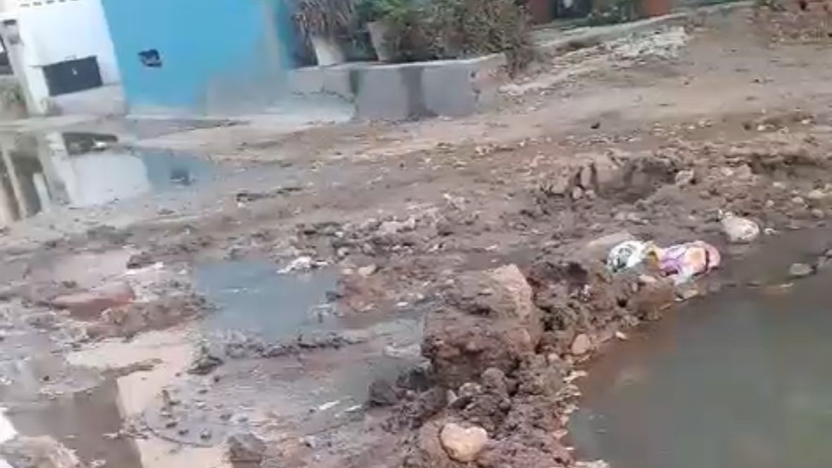 Agua regada por la tubería rota en el Infonavit Alarcón