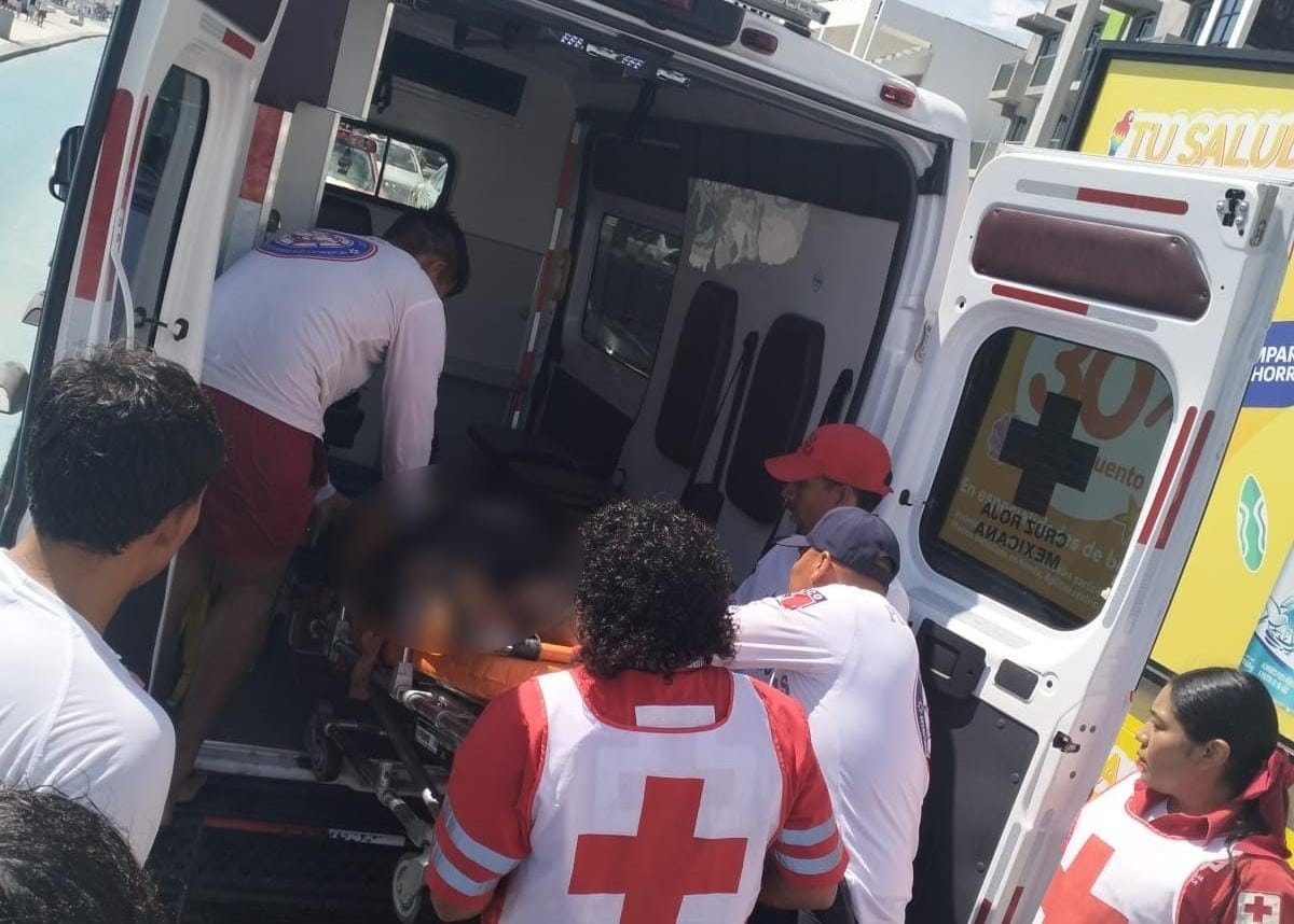 Paramédicos de Cruz Roja auxiliando al turista luego de que lo sacaron del mar