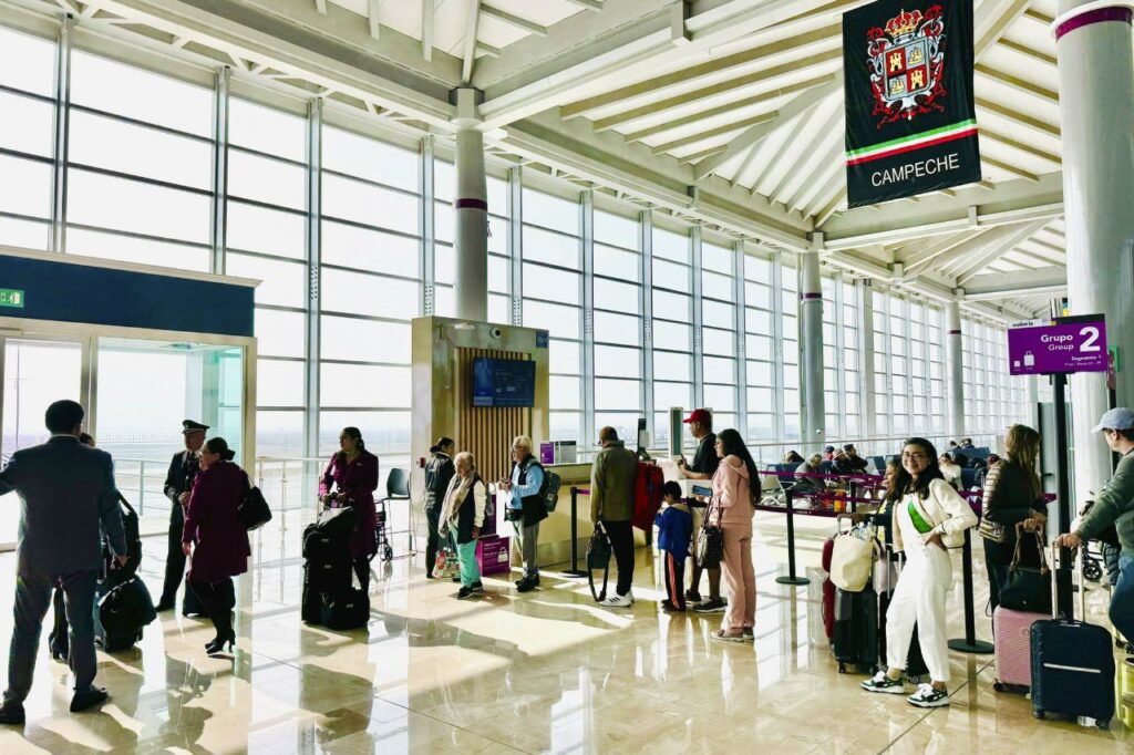 Turistas en aeropuerto