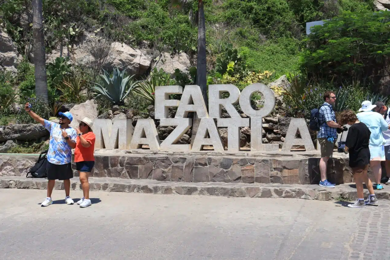 Turistas en el Faro de Mazatlán