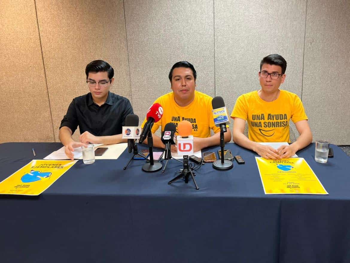 Miembros de la fundación “Una ayuda, una sonrisa”