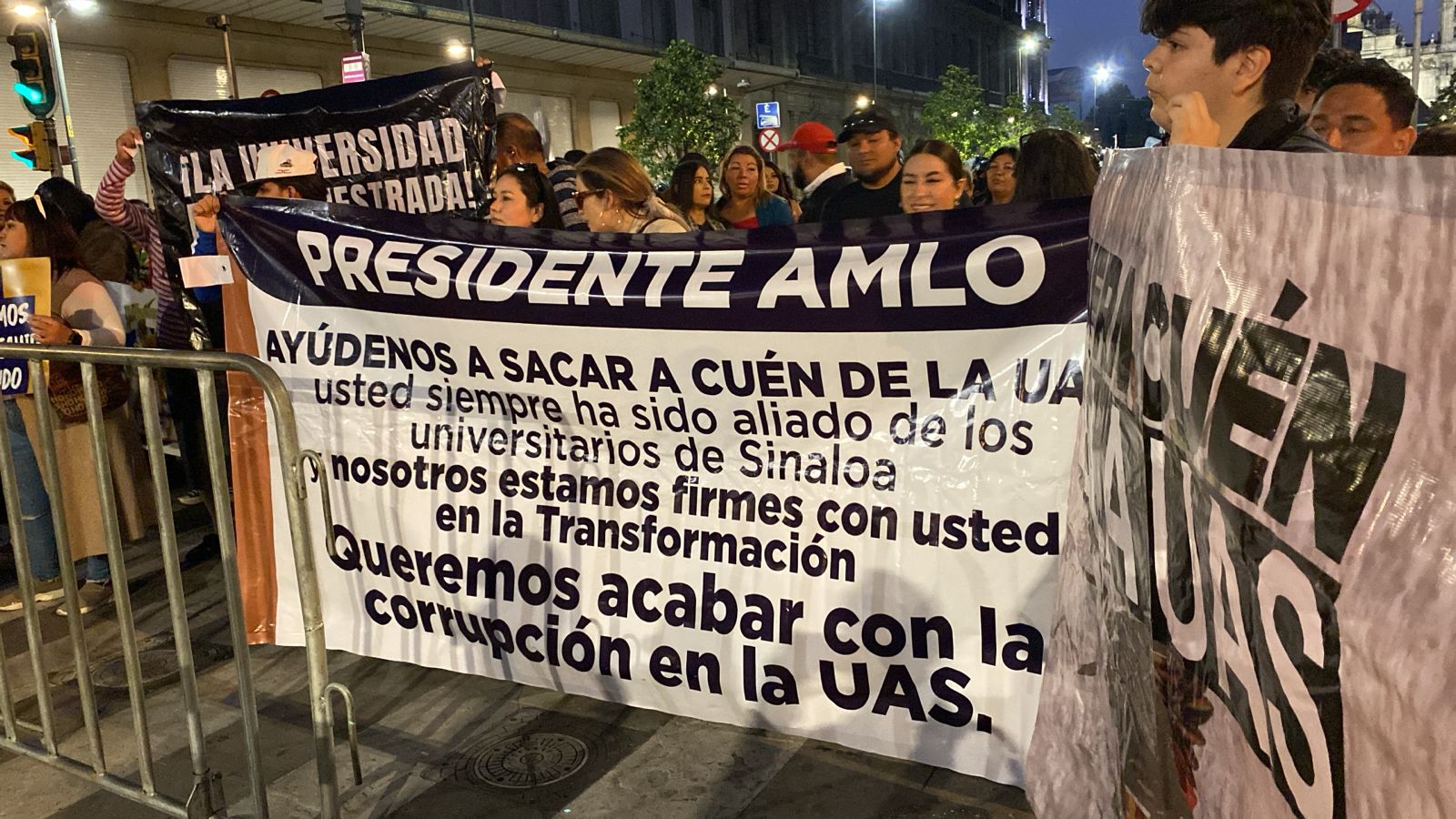 Universitarios de la UAS se manifiestan a las afueras del Zócalo en la CDMX
