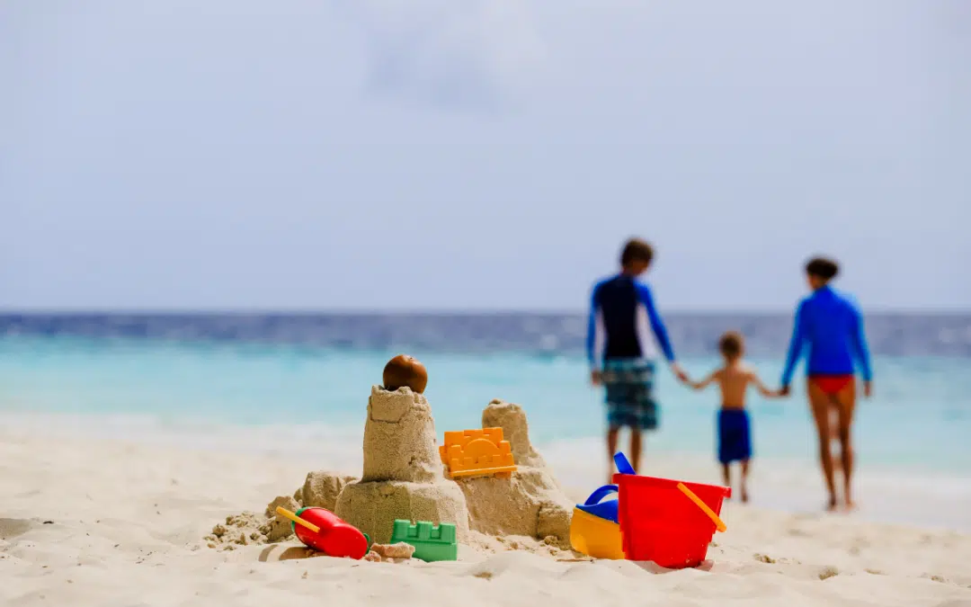 Familia en la playa por las vacaciones de verano