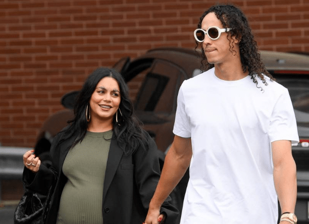 Circulan primeras imágenes de Vanessa Hudgens tras dar a luz a su bebé